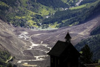 Des tests avec un nouvel outil de simulation 3D avaient montré avant la catastrophe que la plus grande partie de Blatten serait détruite par la masse de roche et de glace en mouvement (archives). KEYSTONE/MICHAEL BUHOLZER